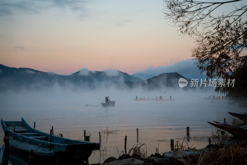 泸沽湖冬天唯美晨雾冬景