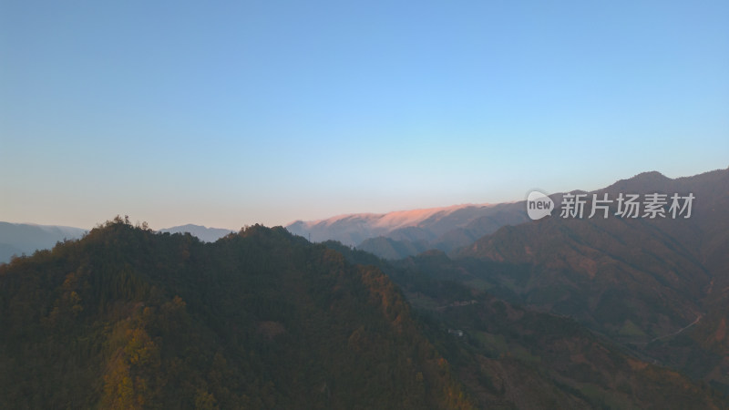 夕阳西下山峦倒影风景