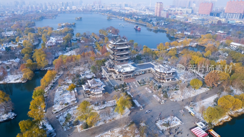 山东济南大明湖趵突泉泉水冬天雾气雪景