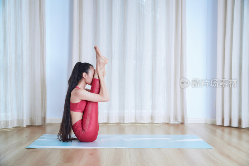 做瑜伽动作的亚洲年轻女性