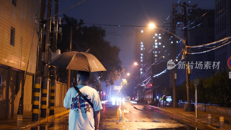 雨中孤独的男人背影