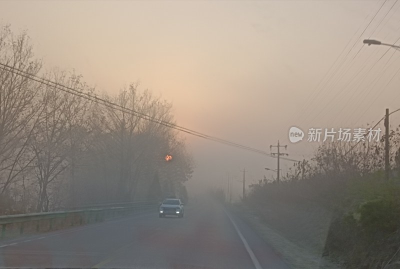 朦胧的道路日出景色