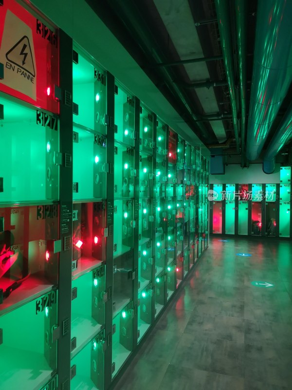 带警示灯的机房设备柜场景