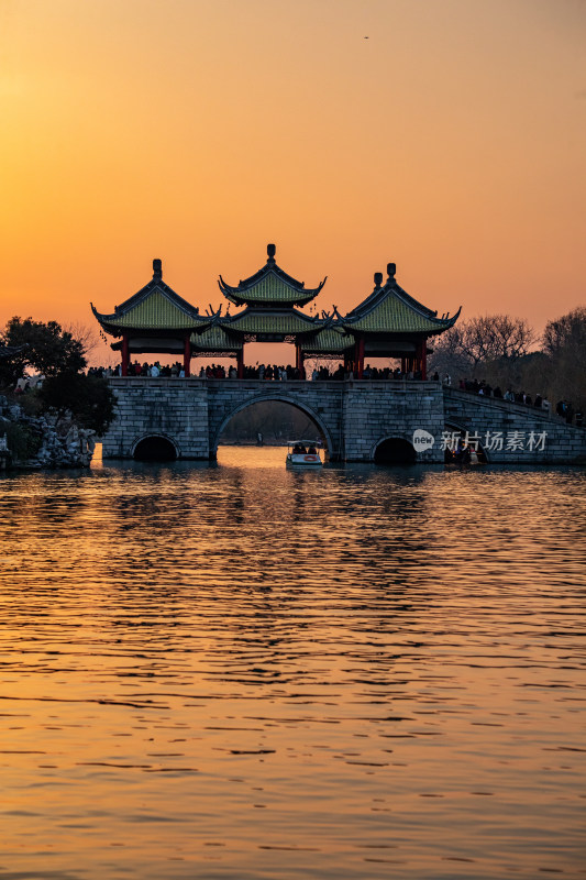 廋西湖五亭桥中式古桥与亭台楼阁黄昏景致