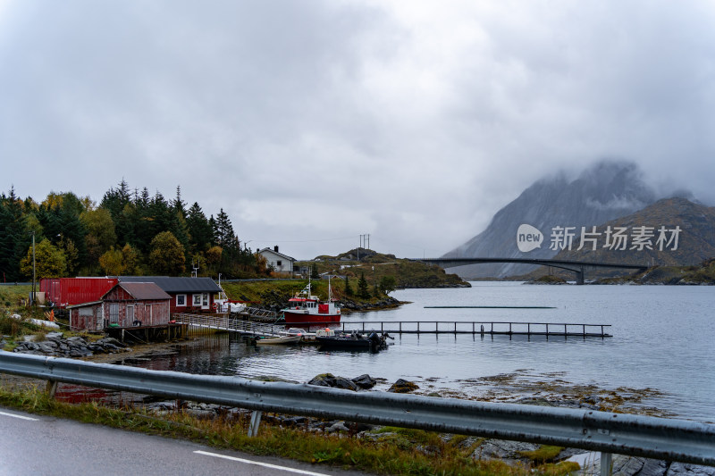 挪威峡湾旁的渔村风景