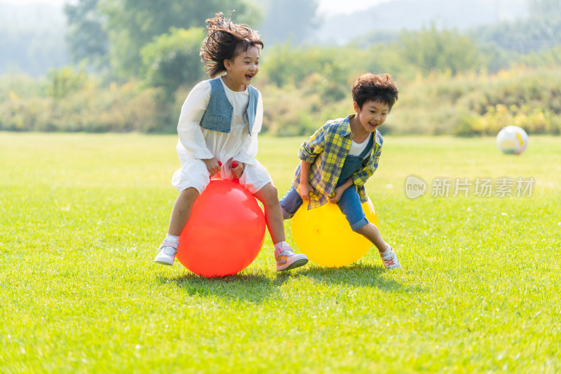 两个小孩在草地上做游戏