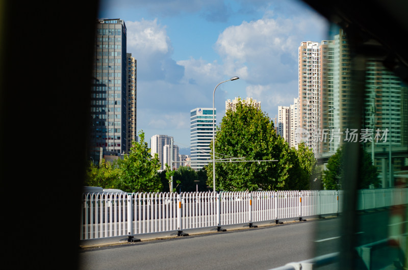 车窗外的青岛城市风光