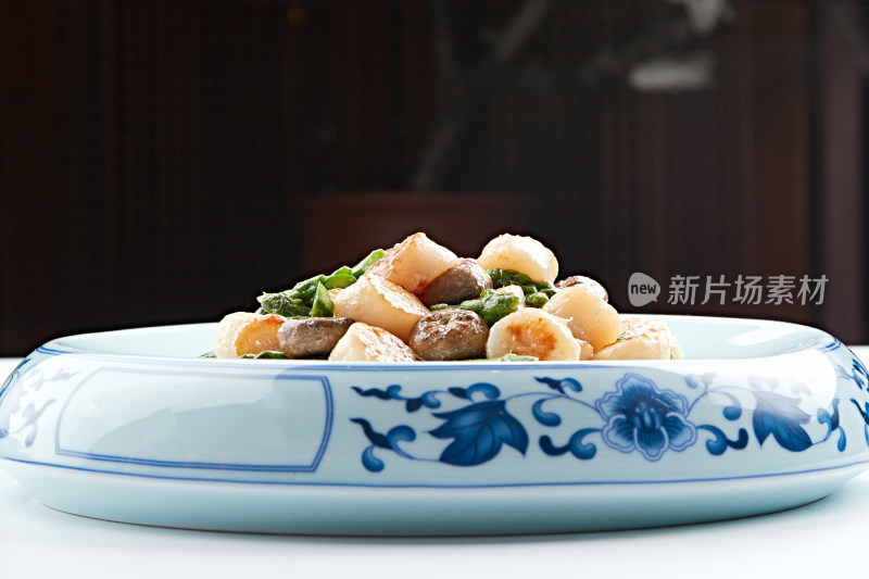 青花瓷器装的澳带口蘑炒鲜芦笋