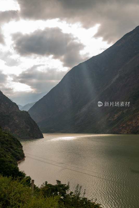 阳光洒在山谷里的湖泊