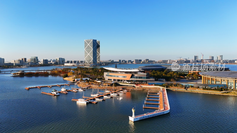 上海临港滴水湖 水上视角观城市地标建筑