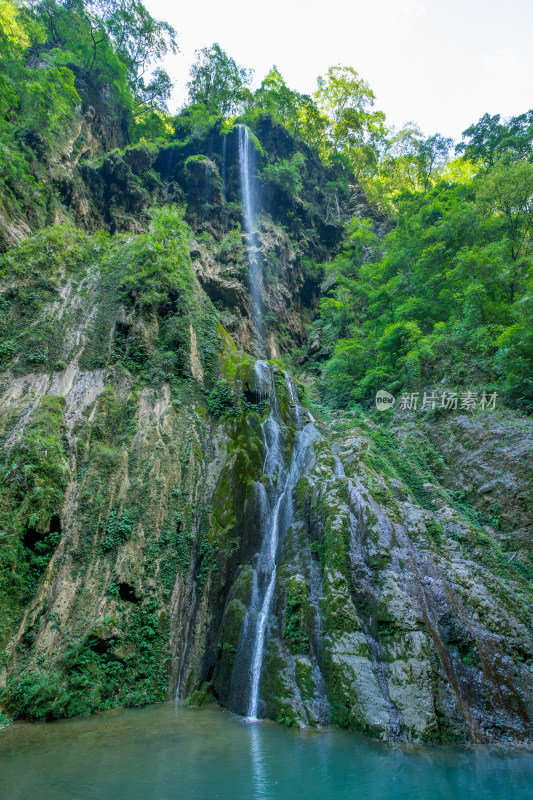 山间瀑布飞流直下