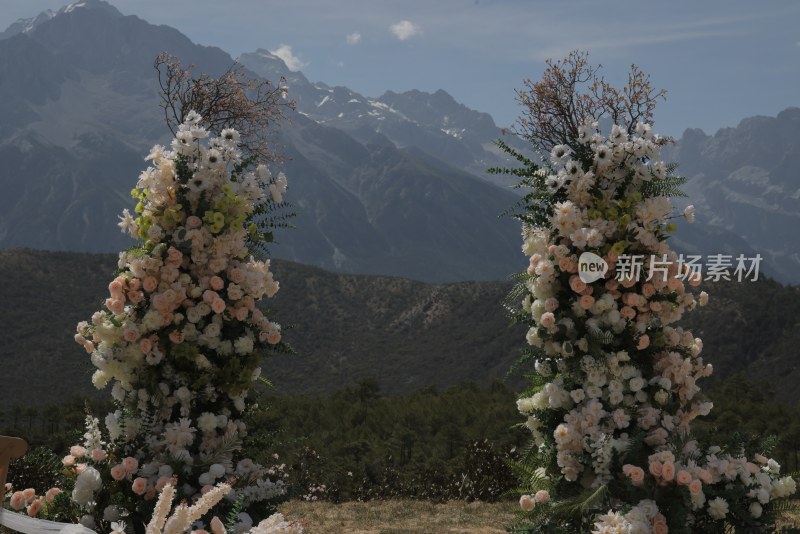 雪山脚下的婚礼场景