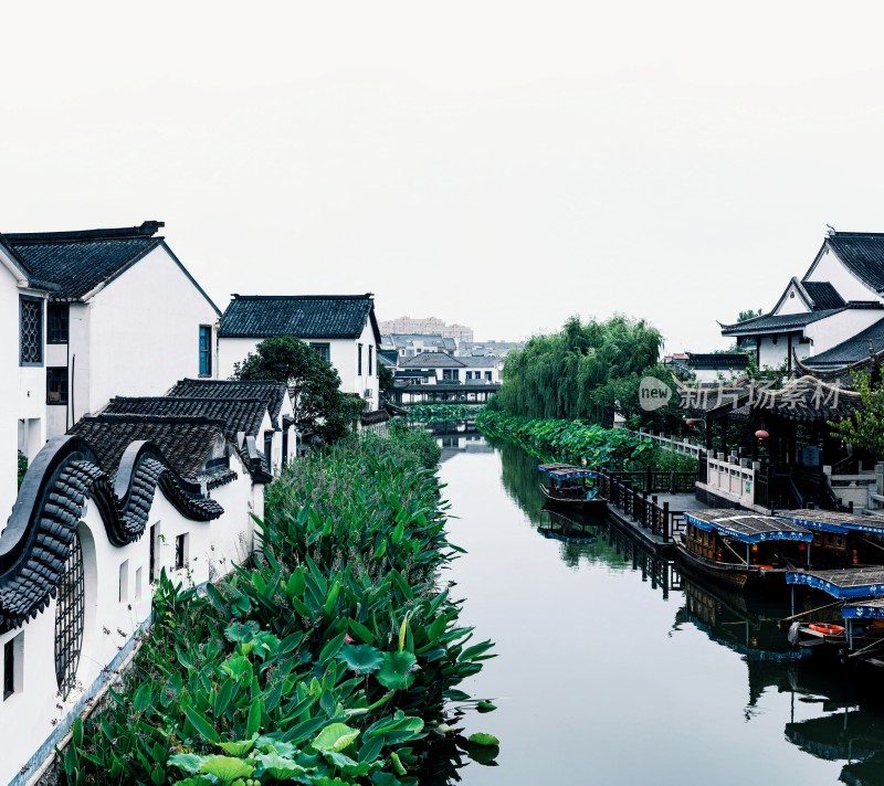 苏州吴中甪直古镇江南水乡河道船只风景