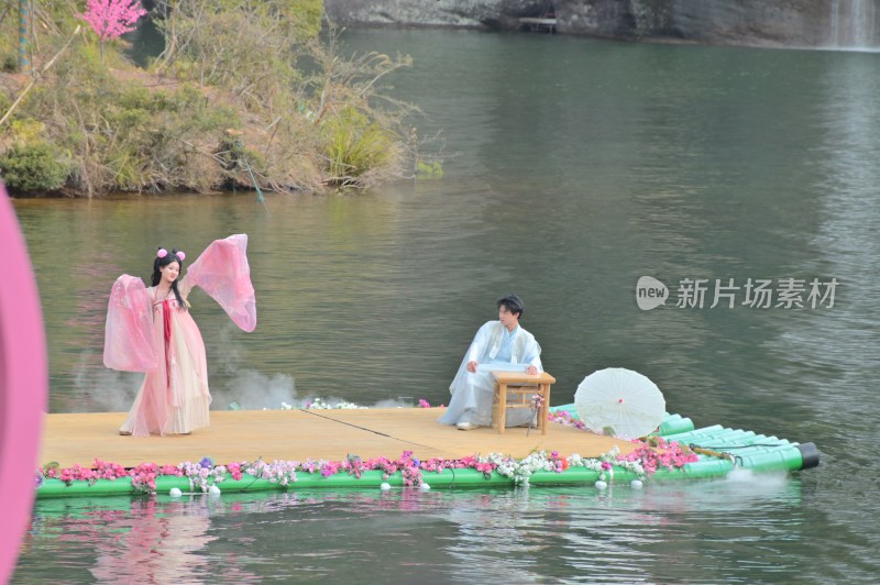 水上古装男女表演，氛围唯美浪漫