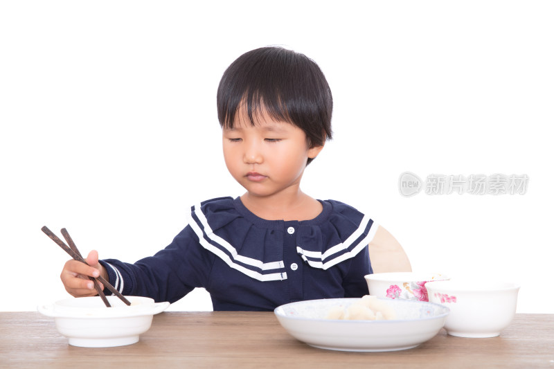 餐桌前的中国小女孩在吃饭