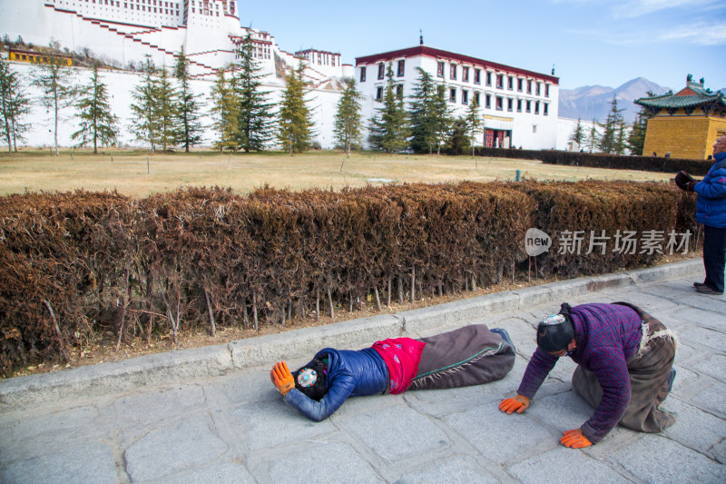 中国西藏虔诚的藏民朝拜转山