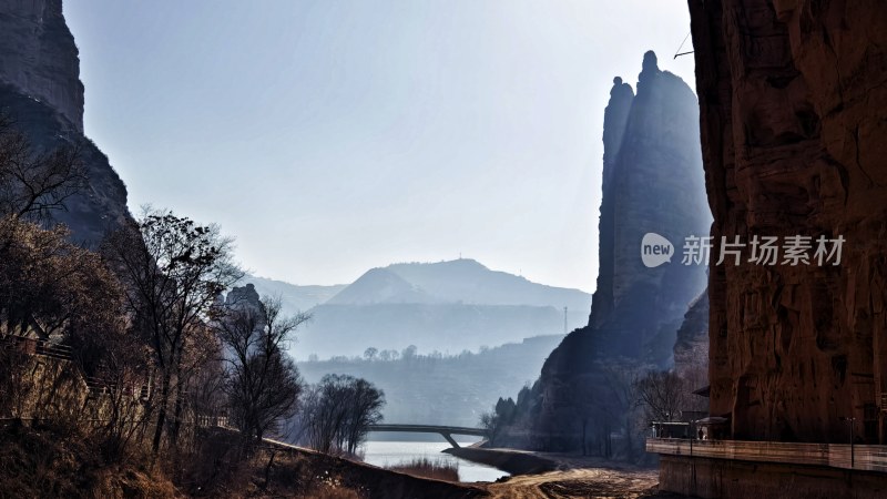 山间桥梁下的河流风景图