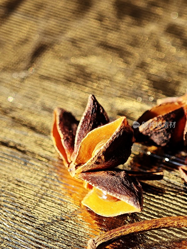 亮色背景下的干枯八角特写
