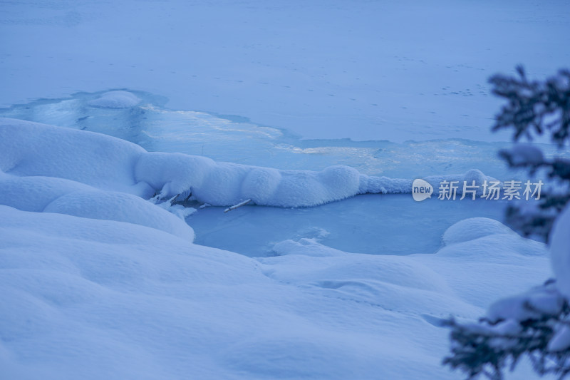 新疆阿勒泰冰雪覆盖的湖面与岸边积雪景象