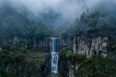 水流汹涌的瀑布