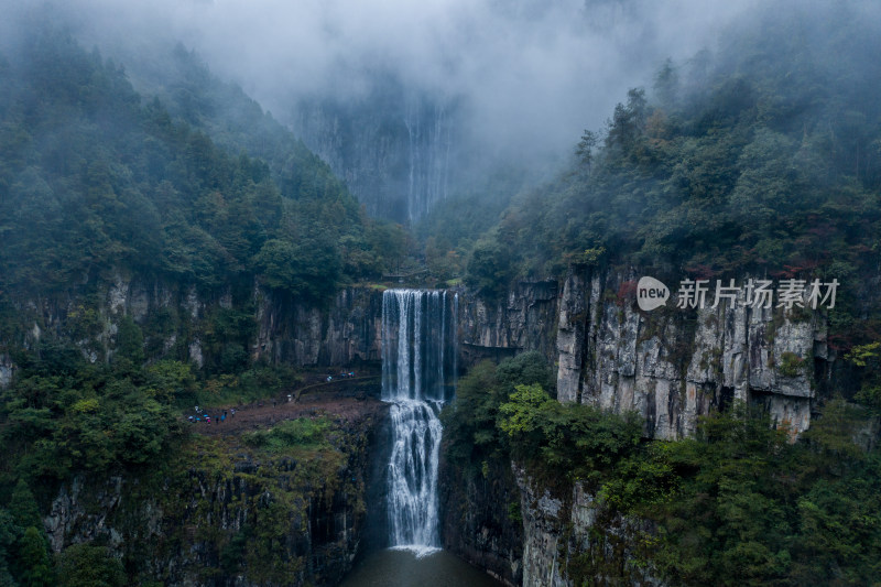 水流汹涌的瀑布