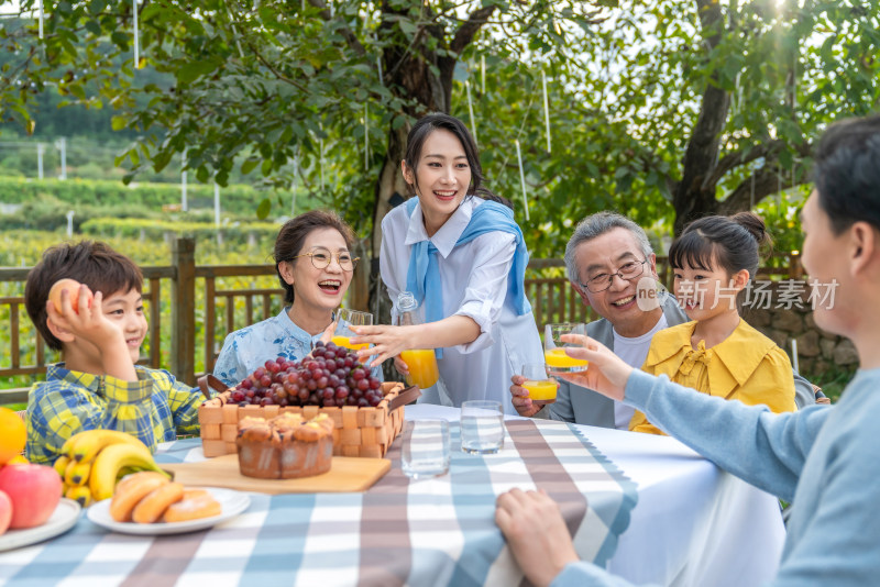 全家人在野餐