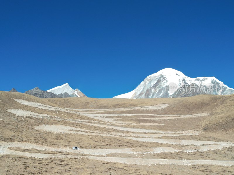 雪山下的荒原公路景象