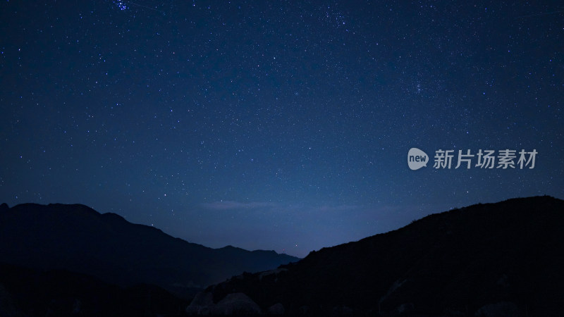 山峦星空夜