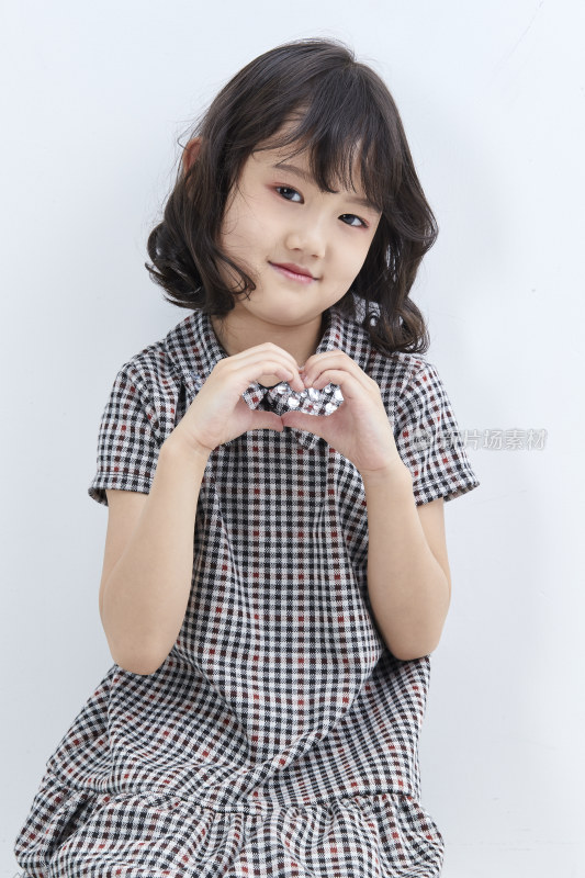 白色色背景的可爱的亚洲小女孩（儿童）