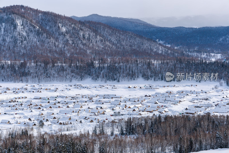 中国新疆阿勒泰禾木冬季雪景白雪覆盖的禾木