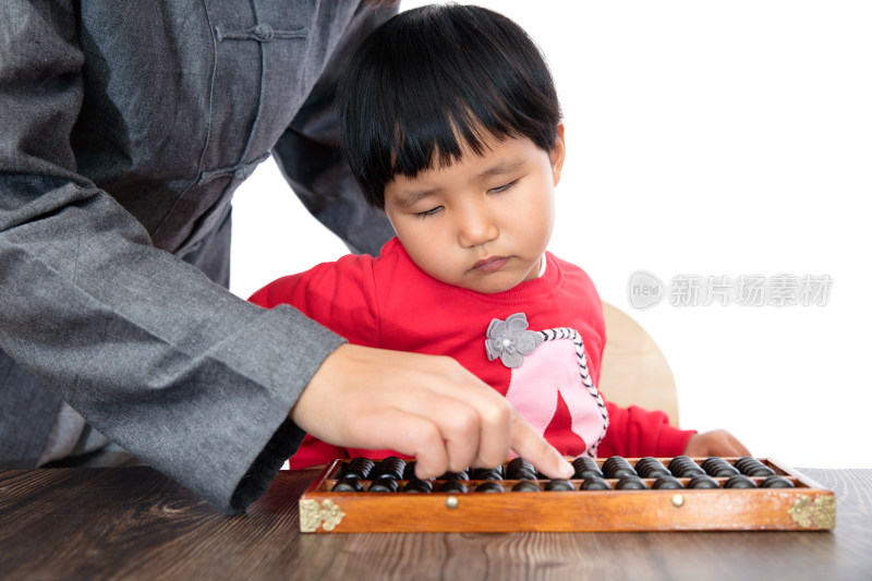 成人教育孩子如何使用中国传统计算工具算珠