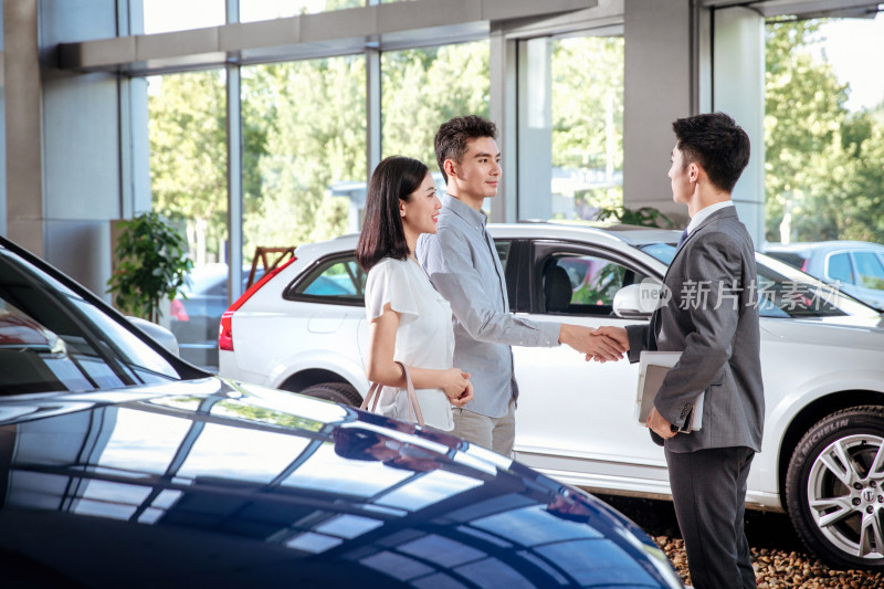 汽车销售人员和顾客