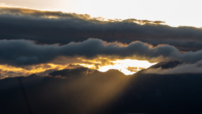 日落时的天空山峰云景