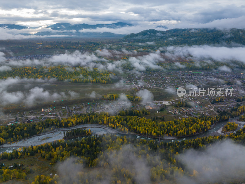 航拍新疆禾木村秋天的晨雾