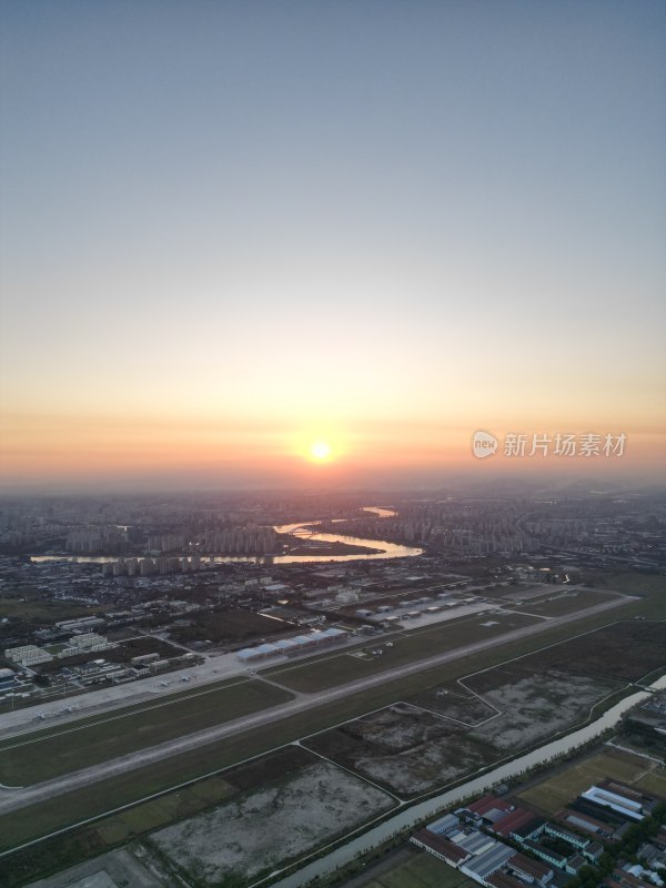 落日余晖下的城市河流-无损竖排