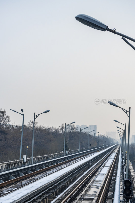 积雪覆盖的户外城市轨道景象