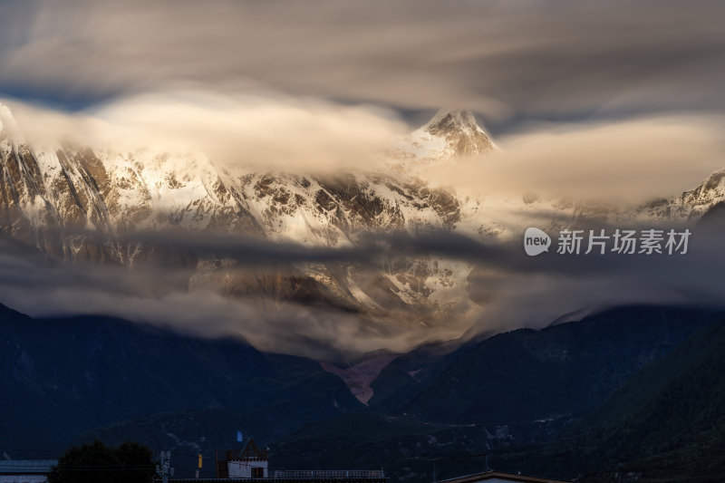 西藏林芝索松村南迦巴瓦峰雪山云海之巅