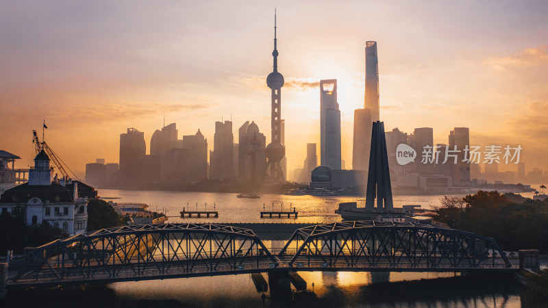 航拍日出时的上海外白渡桥和陆家嘴