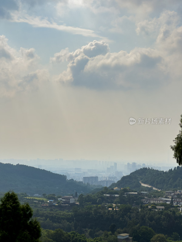 蓝天白云山谷