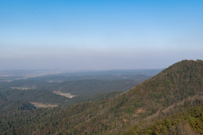 山林远景图，山峦起伏植被茂密