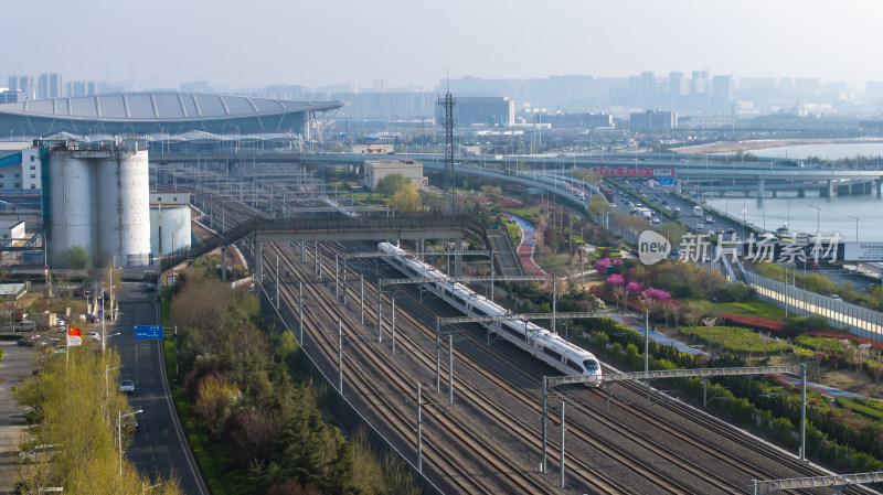 山东青岛火车东站高铁行驶进站出站航拍