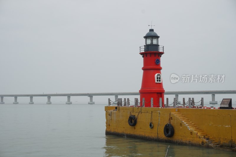 南澳岛海边红色灯塔与跨海大桥景观