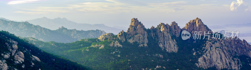 青岛崂山仰口山峰，夕阳漫过山峰