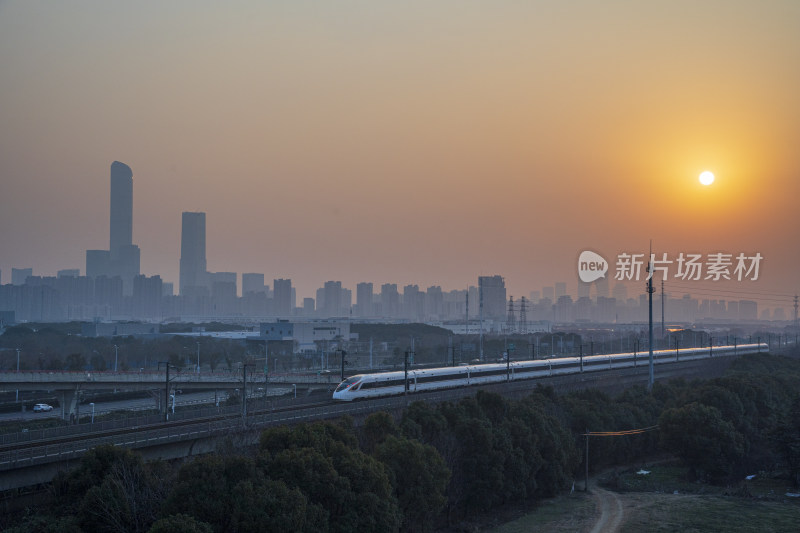 和谐号高铁驶过苏州园区，一轮红日渐渐落下