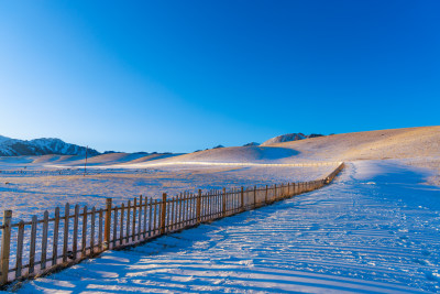 新疆冬季赛里木湖雪景雪山冰湖蓝冰日照金山