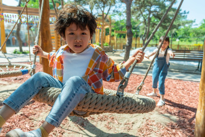 两个小孩子玩秋千