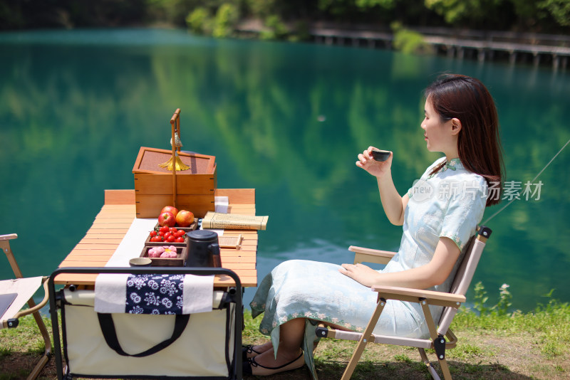 坐在湖边喝茶的美女