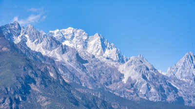 从丽江白沙古镇看到的玉龙雪山