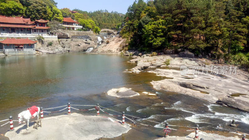 山水间的中式建筑与白马景观