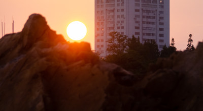 青岛太平角公园，夕阳下的城市高楼剪影